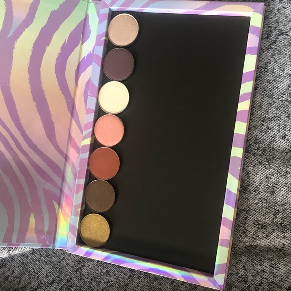ABH Magnetic Palette with 7 Shadows and Quad - Picture 2 of 3